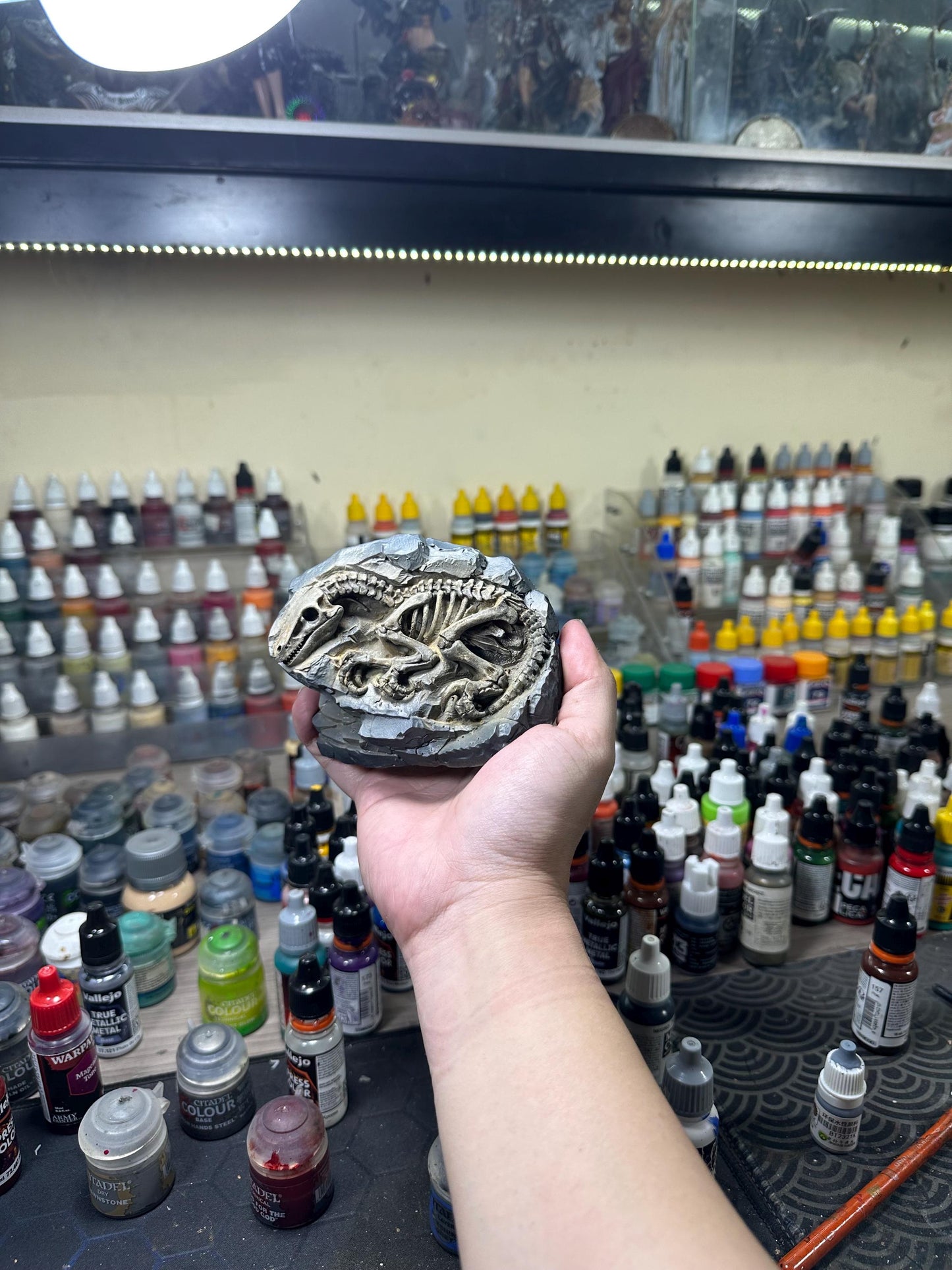 Hand-Painted Velociraptor Fossil Statue – Paleontology Desk Decor
