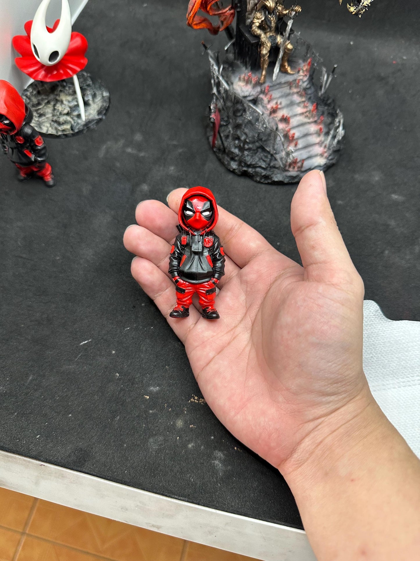 Hand-Painted Deadpool Chibi Figurine – Streetwear Anti-Hero Statue, Comic Collectible Desk Decor