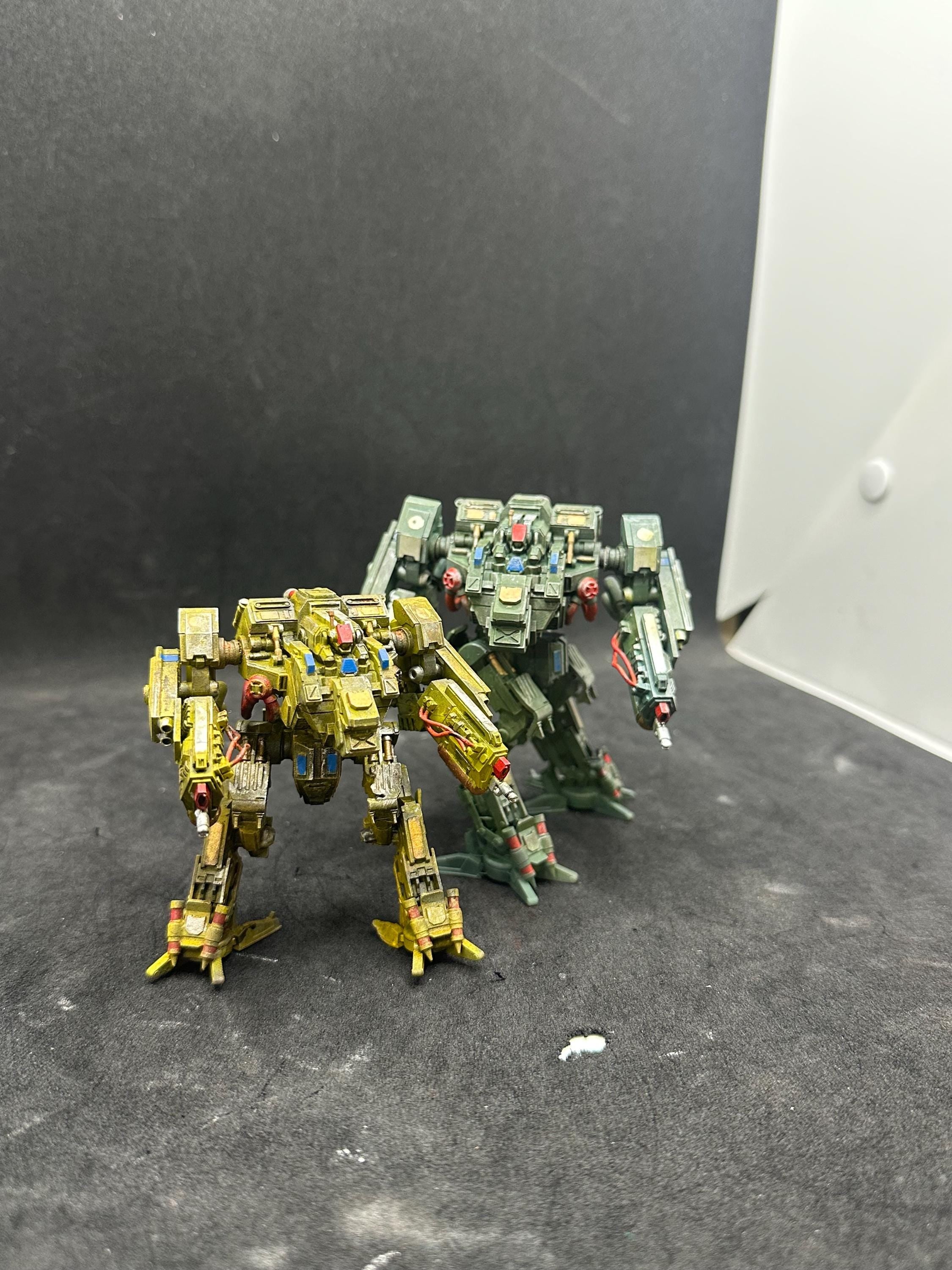 Hand-Painted Heavy Battle Mech Model – Poseable Sci-Fi Figure