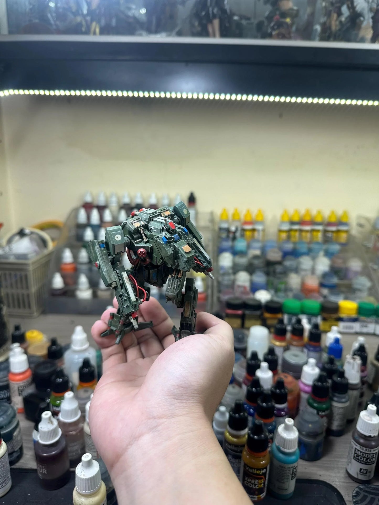 Hand-Painted Heavy Battle Mech Model – Poseable Sci-Fi Figure