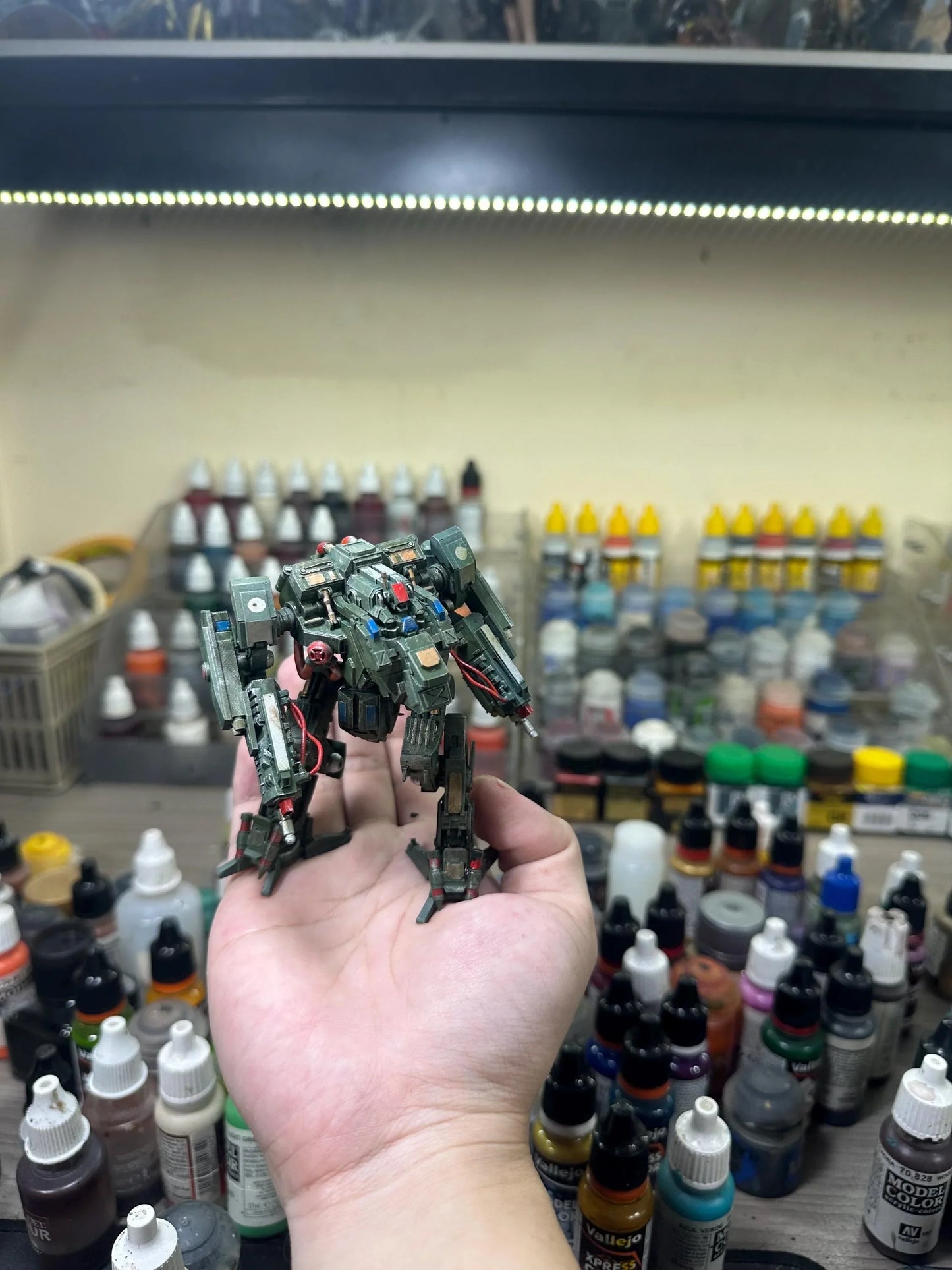 Hand-Painted Heavy Battle Mech Model – Poseable Sci-Fi Figure