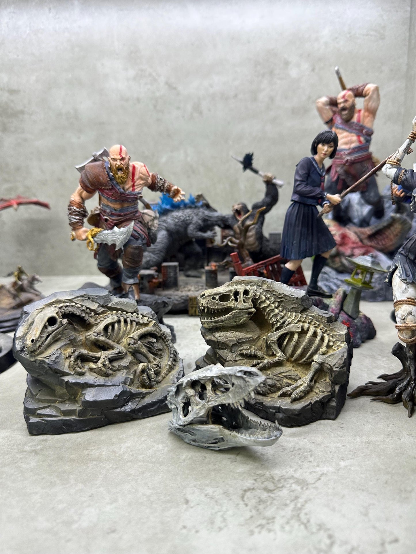 Hand-Painted T-Rex & Raptor Fossil Set – Exclusive Skull Replica Gift