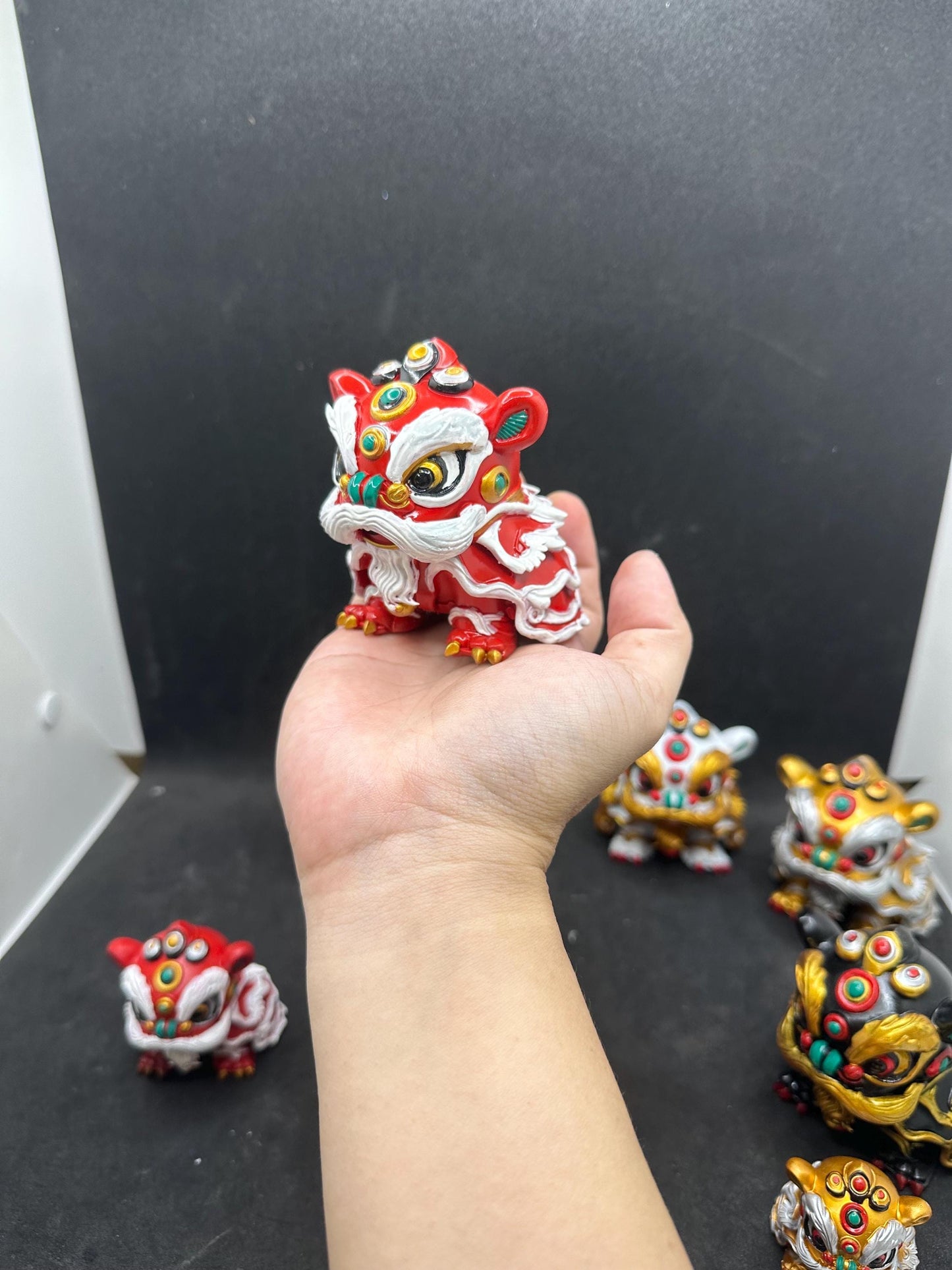 Hand-Painted Resin Fu Lion Statue – Chinese Lion Dance Figurine, Feng Shui Decor