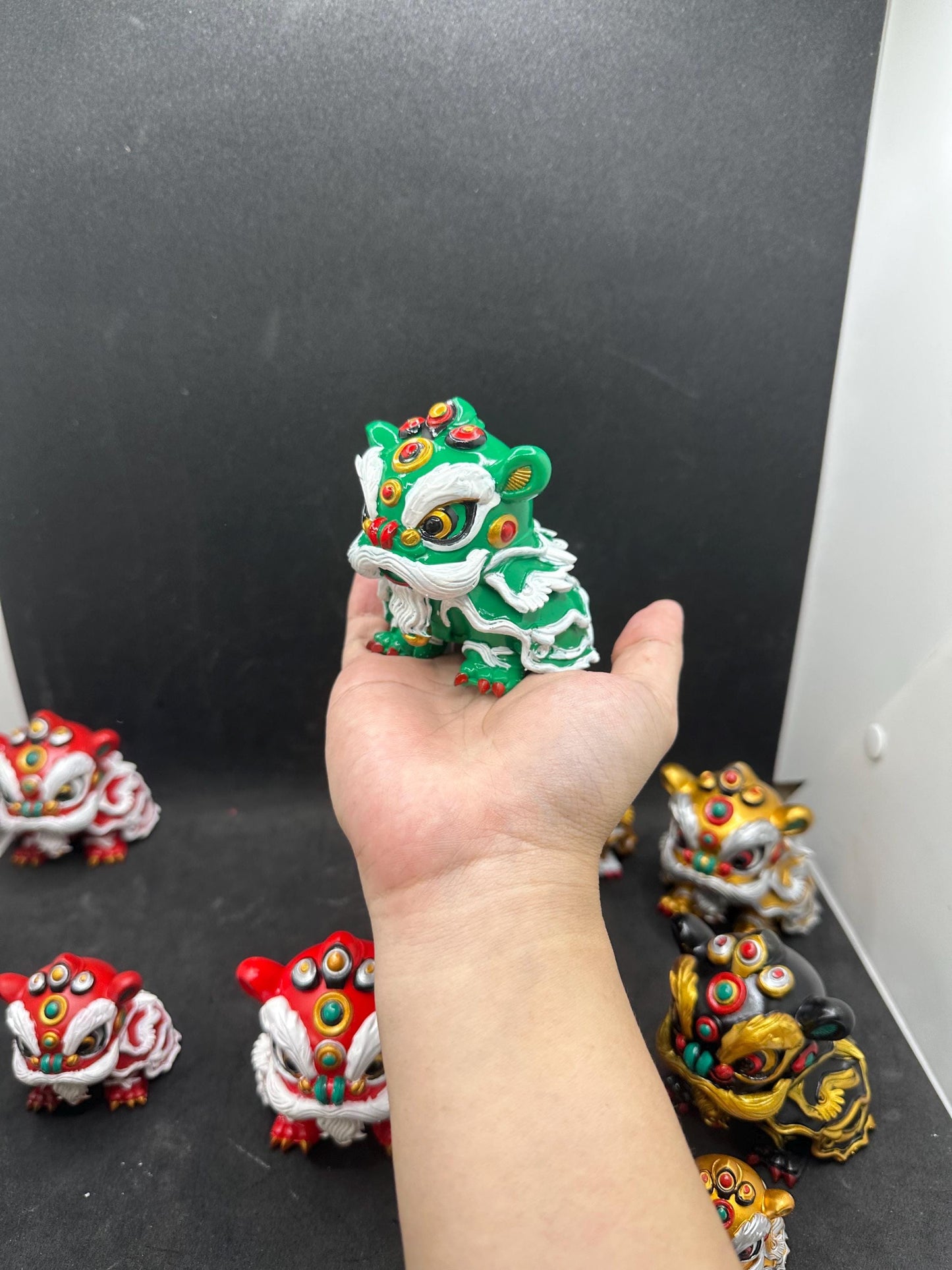 Hand-Painted Resin Fu Lion Statue – Chinese Lion Dance Figurine, Feng Shui Decor
