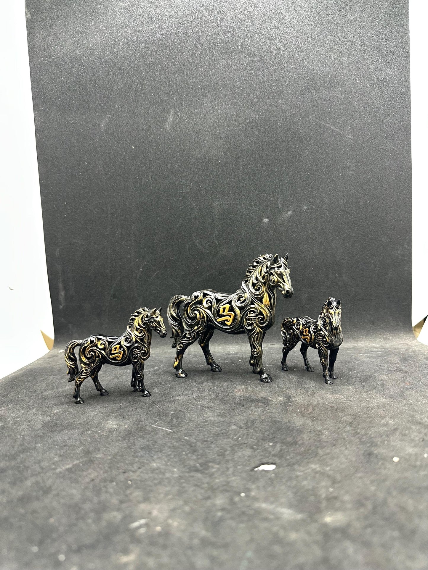 Modern Horse Figurine – Abstract Resin Horse Statue – Minimalist Desk Decor, Luxury Home Accent Gift
