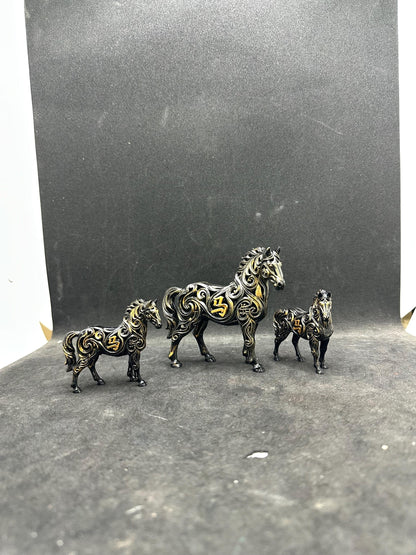 Modern Horse Figurine – Abstract Resin Horse Statue – Minimalist Desk Decor, Luxury Home Accent Gift