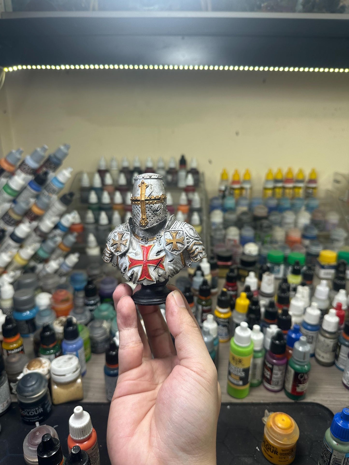 Templar Knight Bust Statue – Hand-Painted Resin Crusader Armor Figurine – Gothic Desk Decor
