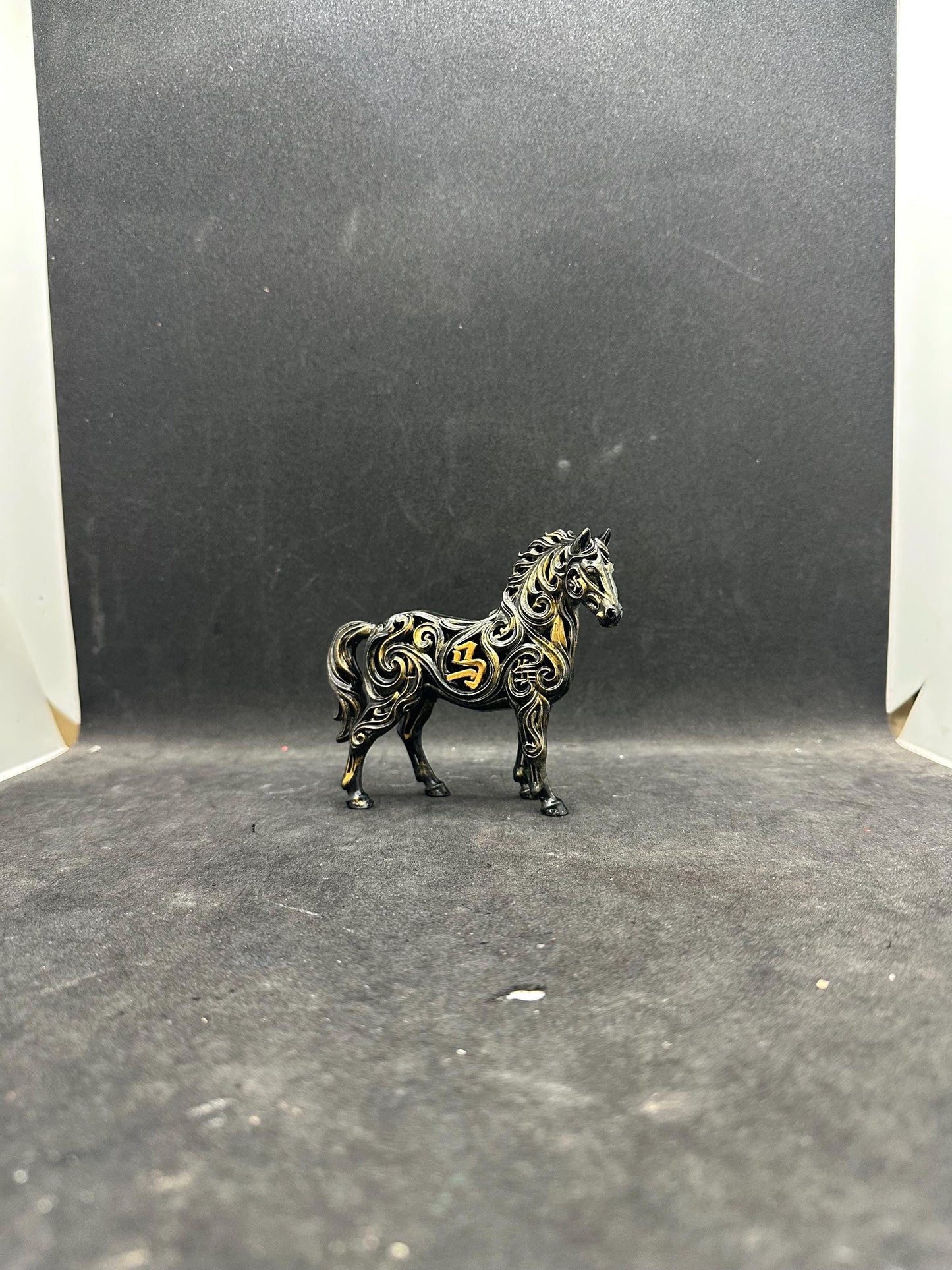 Modern Horse Figurine – Abstract Resin Horse Statue – Minimalist Desk Decor, Luxury Home Accent Gift