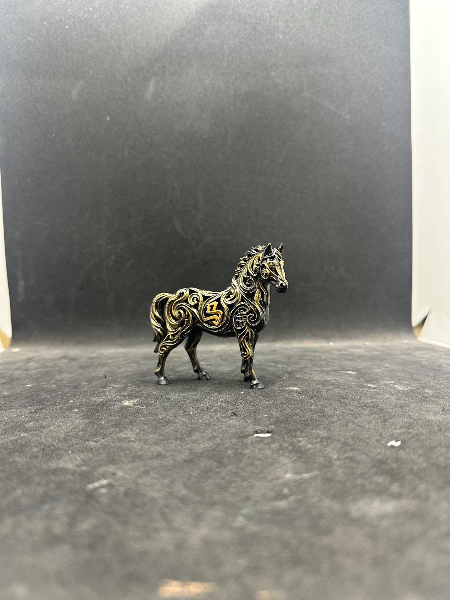 Modern Horse Figurine – Abstract Resin Horse Statue – Minimalist Desk Decor, Luxury Home Accent Gift