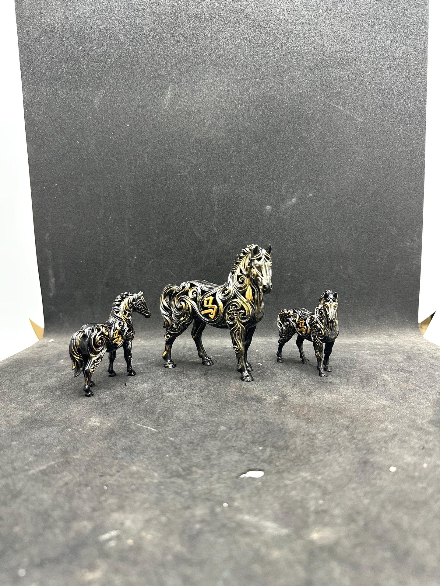 Modern Horse Figurine – Abstract Resin Horse Statue – Minimalist Desk Decor, Luxury Home Accent Gift