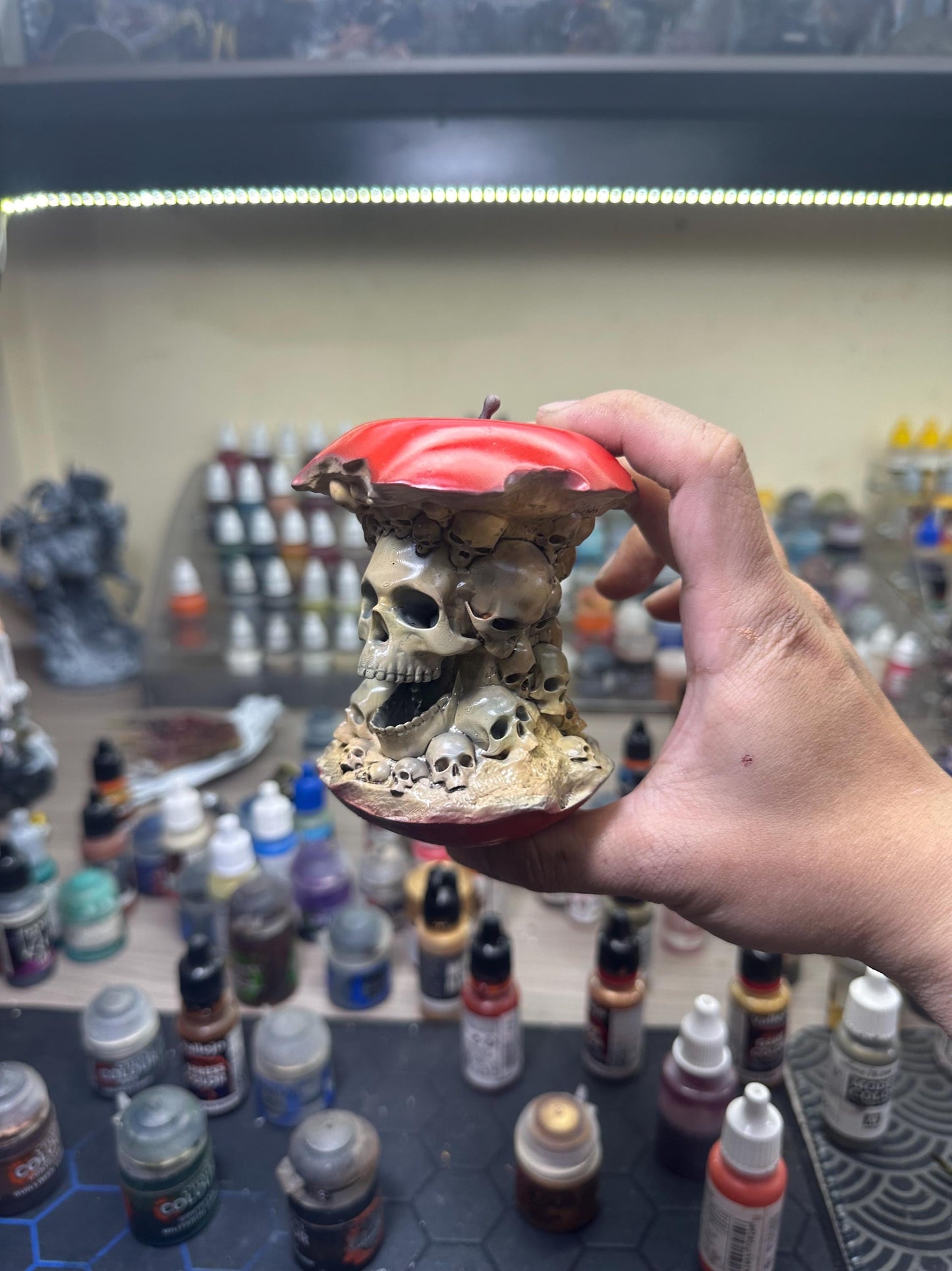Hand-Painted Skull Apple Figurine – Dark Fantasy Gothic Resin Decor