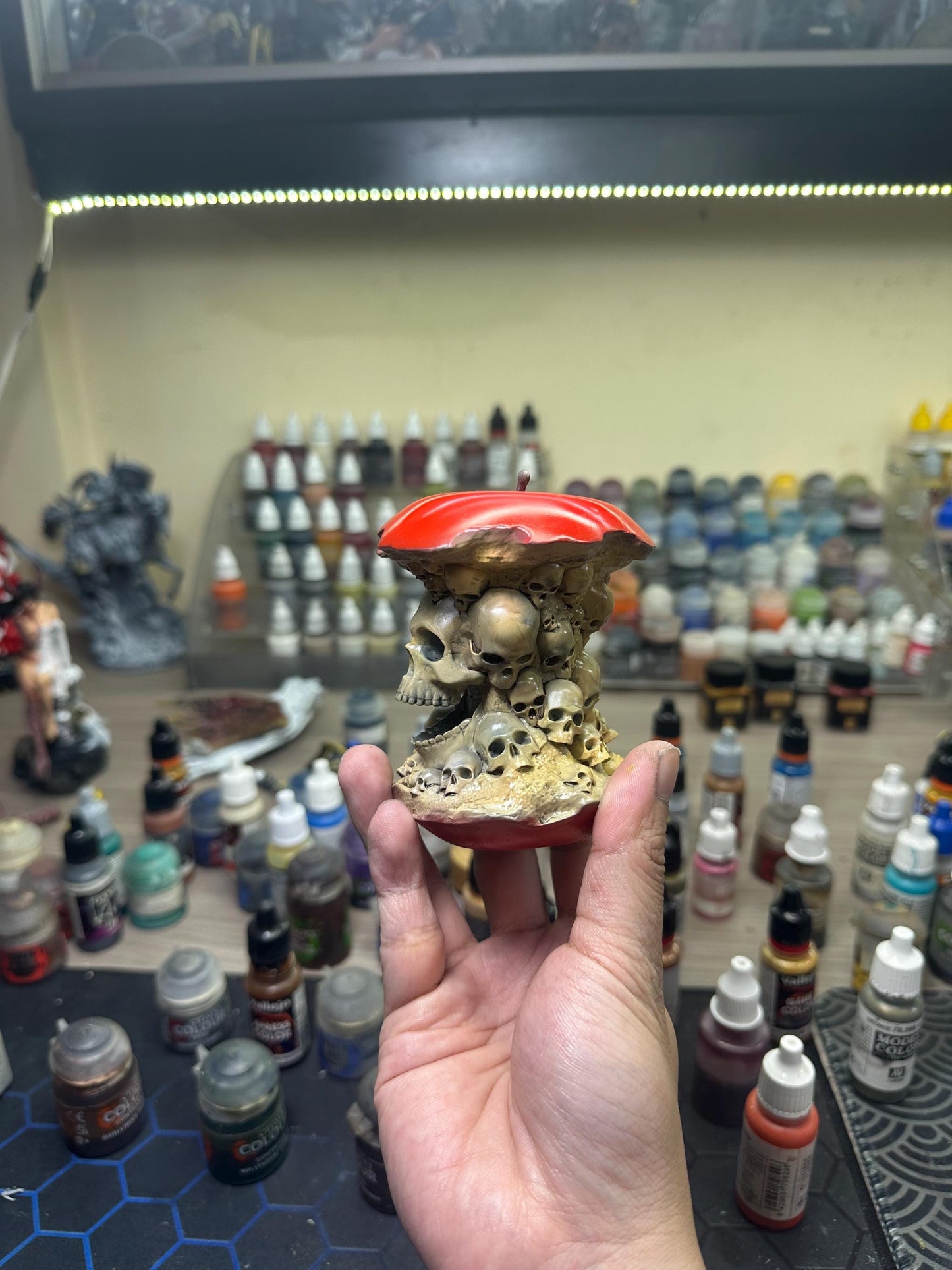 Hand-Painted Skull Apple Figurine – Dark Fantasy Gothic Resin Decor
