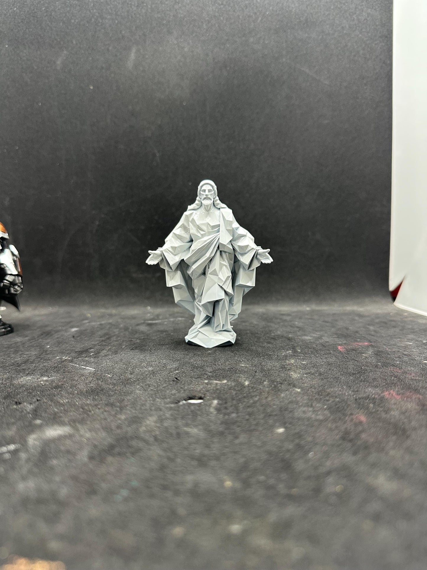 Low Poly Jesus Statue – Modern Christian Figurine – Minimalist Religious Decor – Resin Sculpture – Spiritual Gift