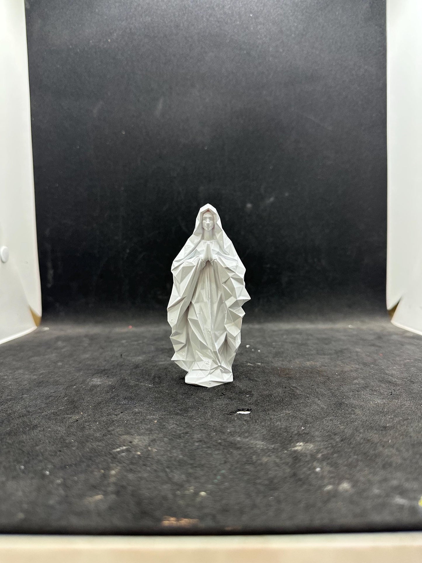 Low Poly Virgin Mary Statue – Minimalist Christian Decor – Religious Gift – Modern Resin Sculpture