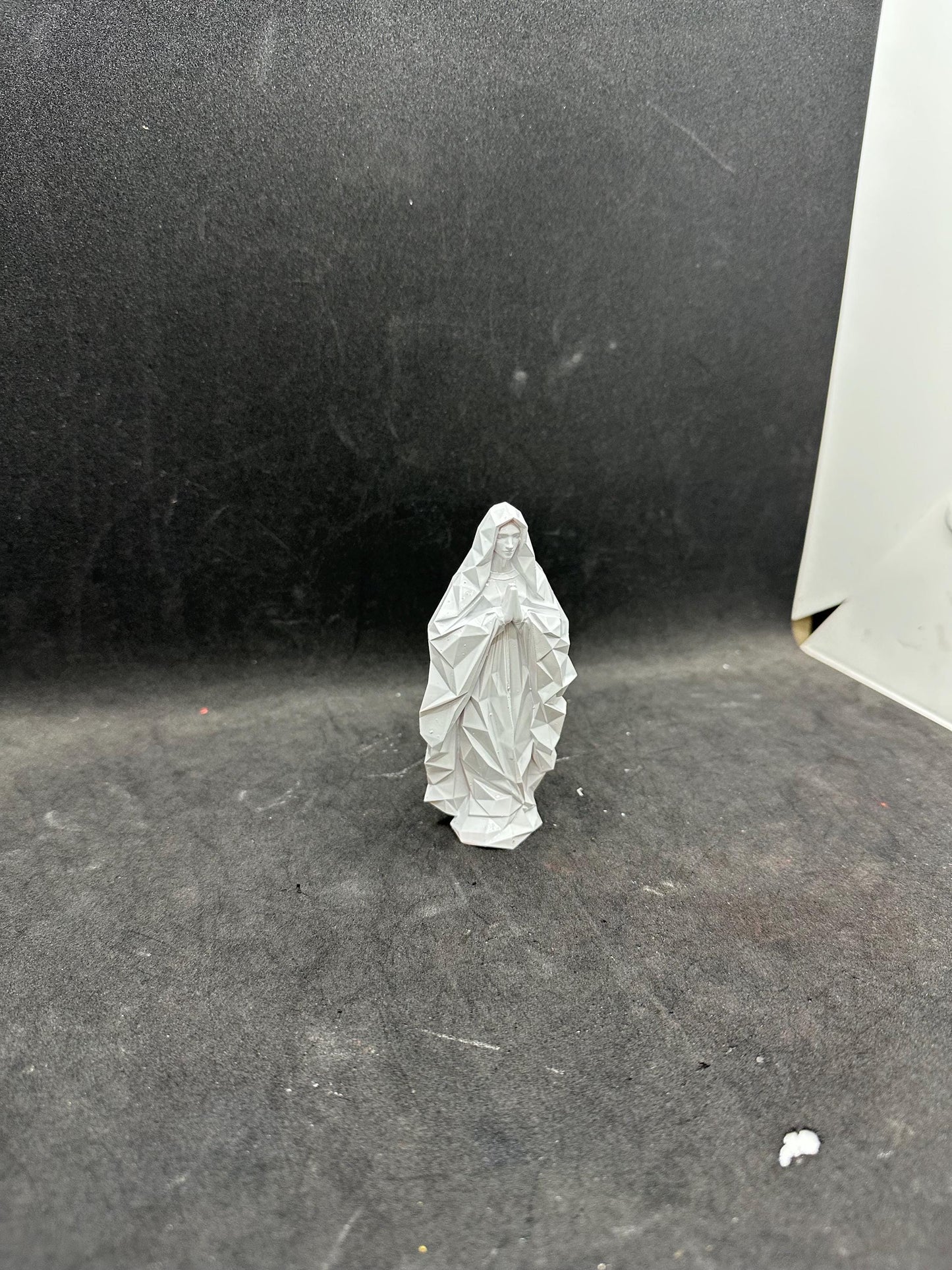 Low Poly Virgin Mary Statue – Minimalist Christian Decor – Religious Gift – Modern Resin Sculpture