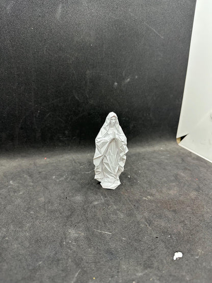 Low Poly Virgin Mary Statue – Minimalist Christian Decor – Religious Gift – Modern Resin Sculpture