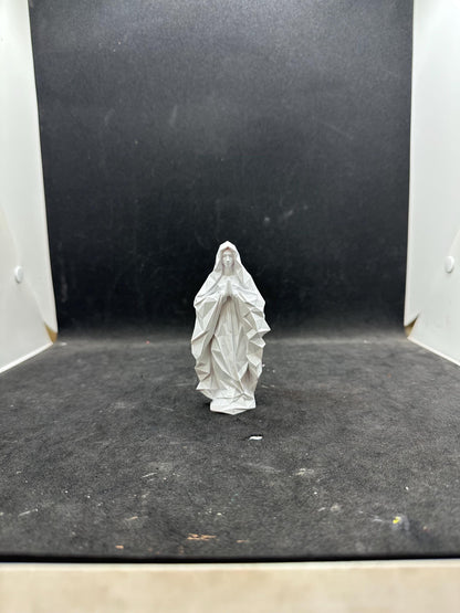 Low Poly Virgin Mary Statue – Minimalist Christian Decor – Religious Gift – Modern Resin Sculpture