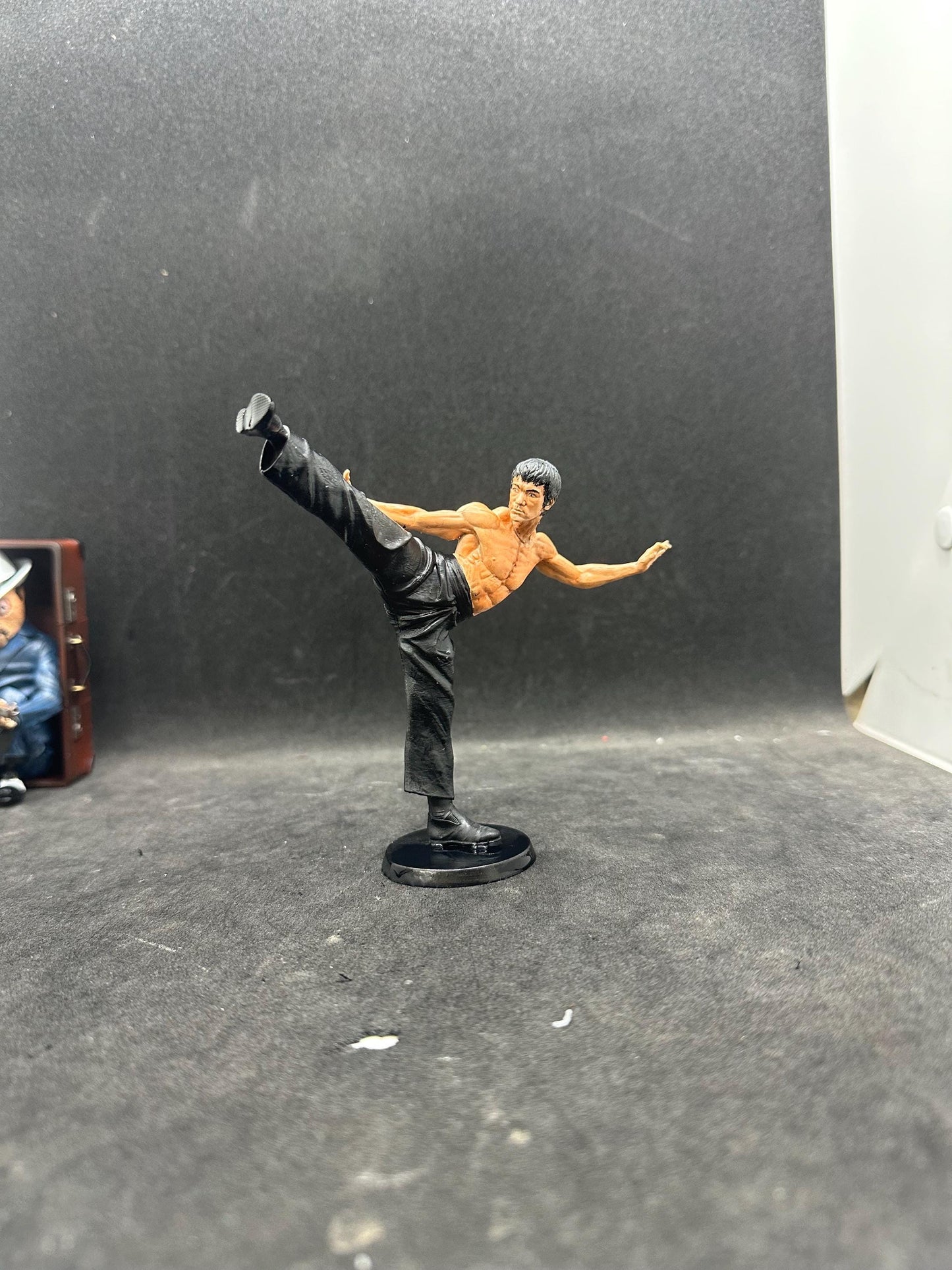 Bruce Lee Statue – Hand Painted Kung Fu Fighter Figurine, High Kick Pose, Action Collectible Decor Gift