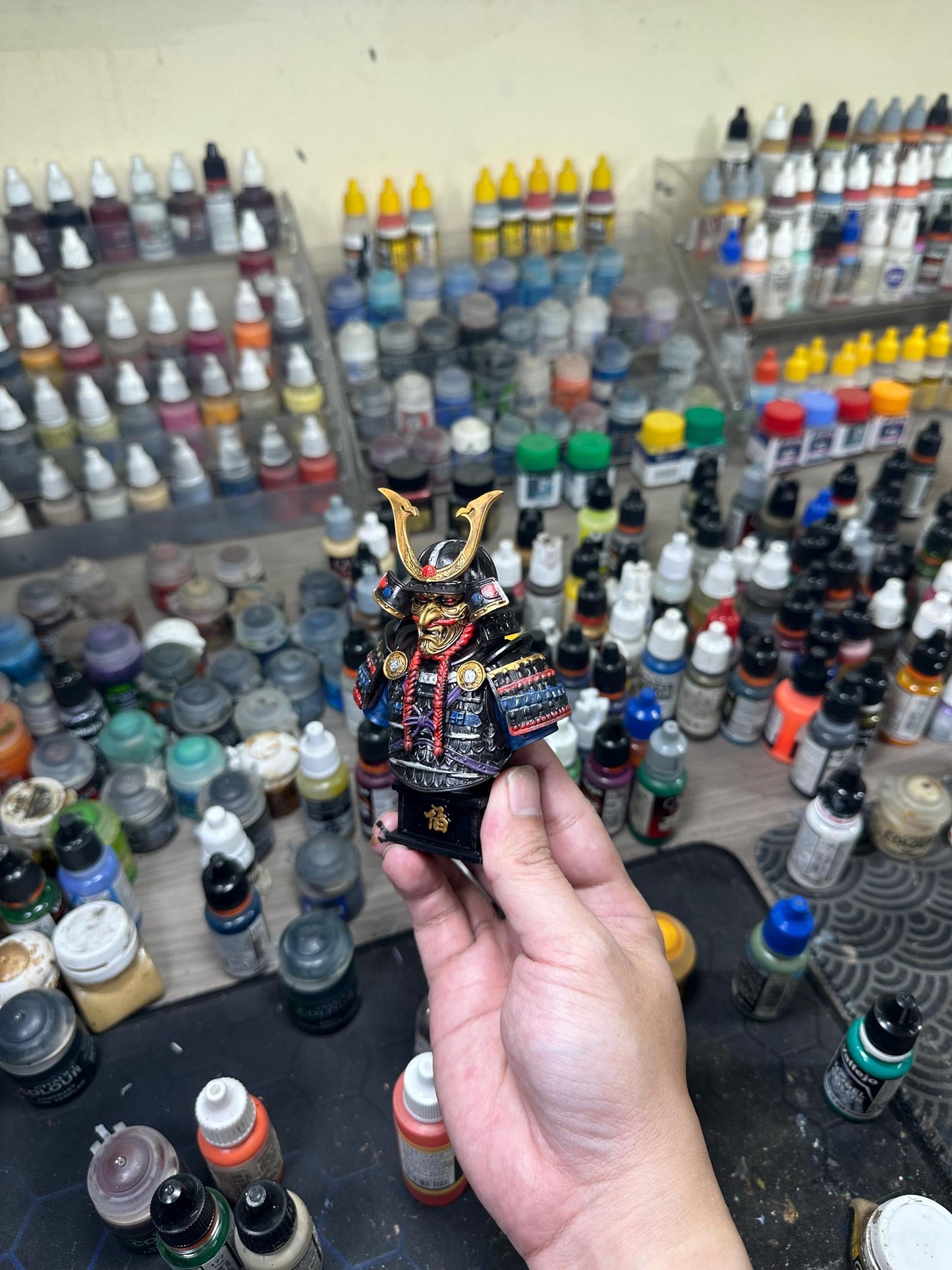 Samurai Oni Mask Bust Statue – Hand-Painted Resin Japanese Warrior Decor