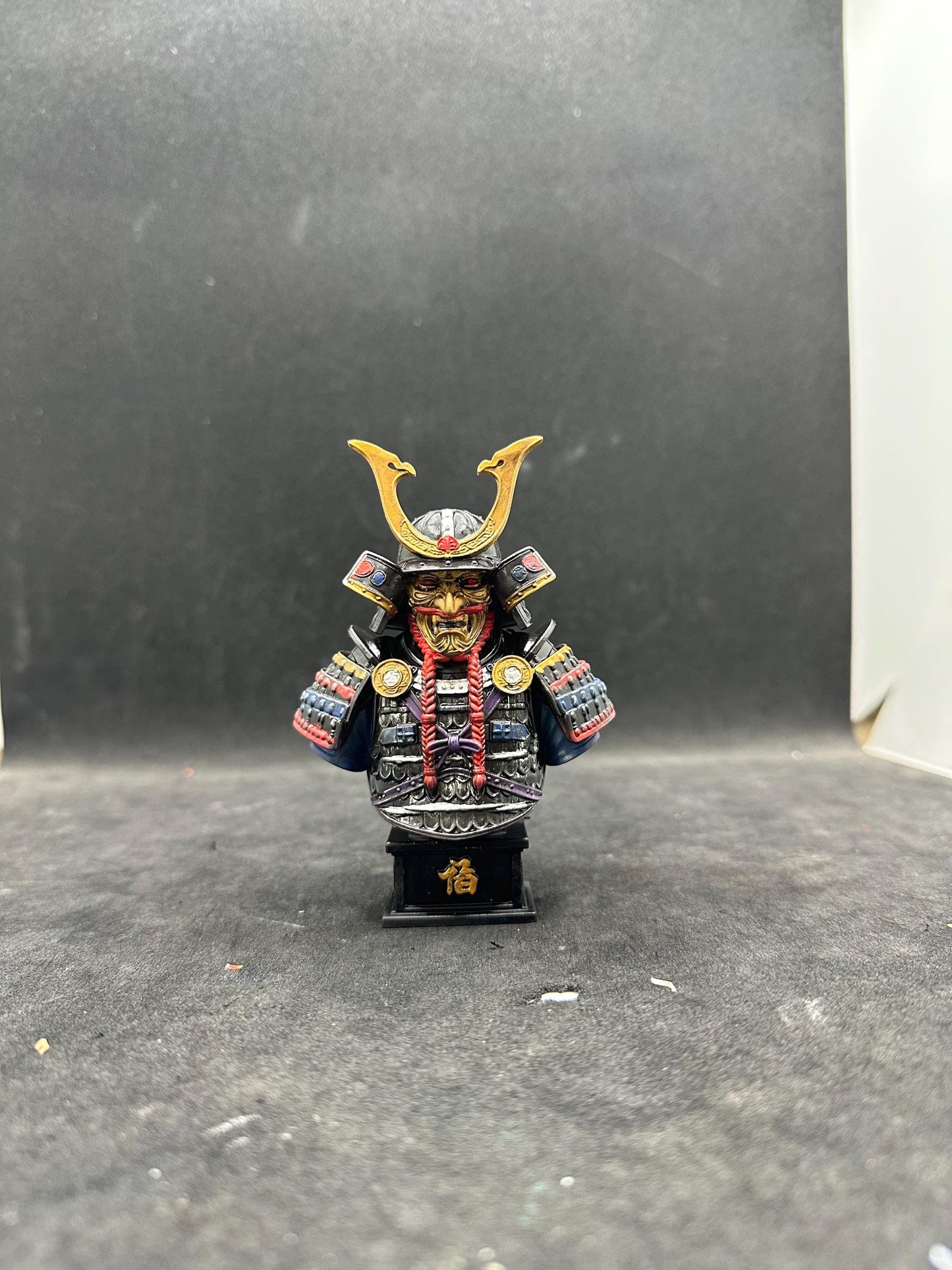 Samurai Oni Mask Bust Statue – Hand-Painted Resin Japanese Warrior Decor