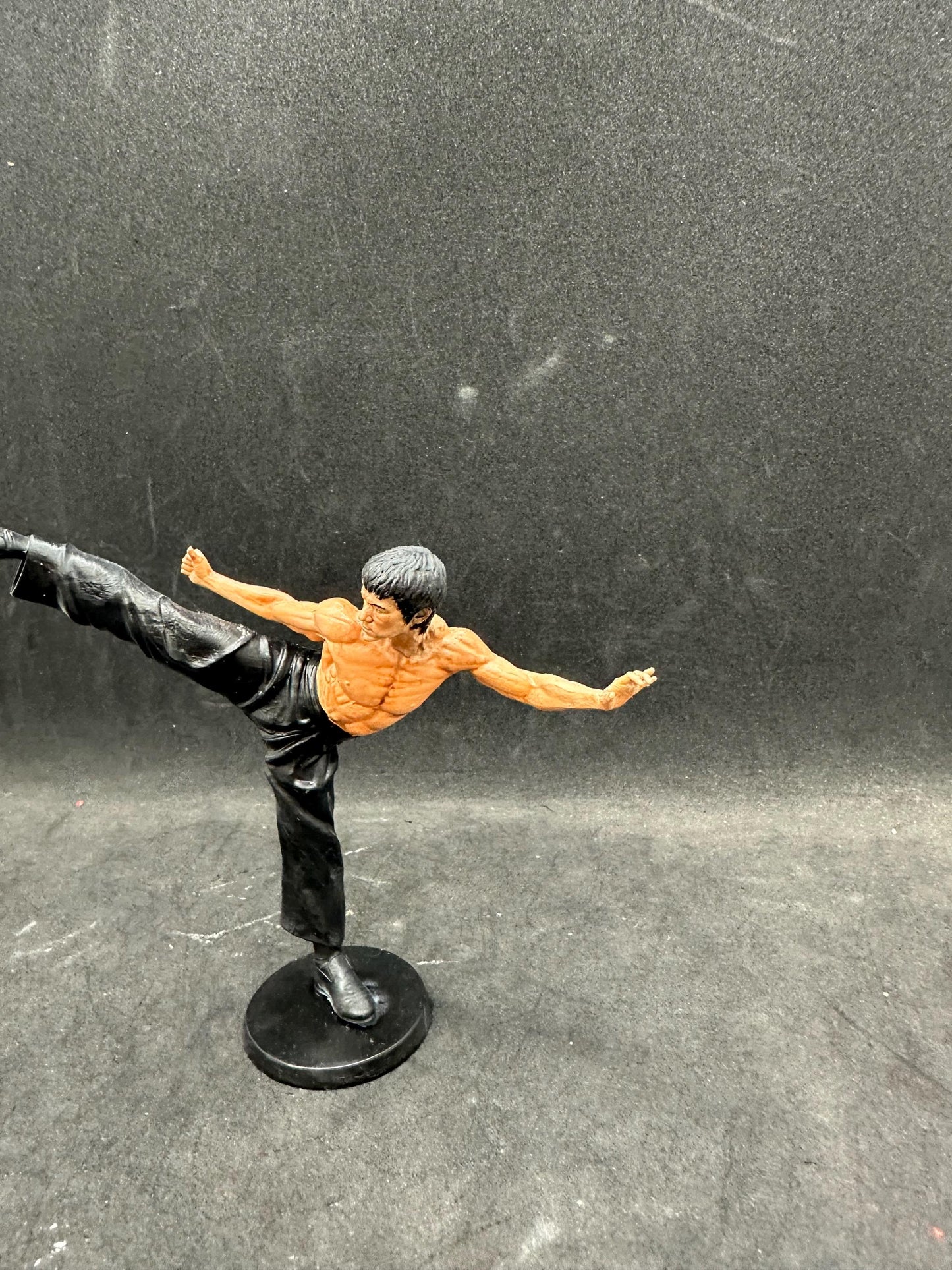 Bruce Lee Statue – Hand Painted Kung Fu Fighter Figurine, High Kick Pose, Action Collectible Decor Gift